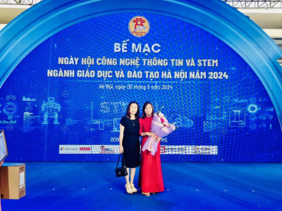 Đ/c: Đinh Thị Ngọc Hà - Phó Hiệu trưởng cùng cô giao tham dự ngày hội