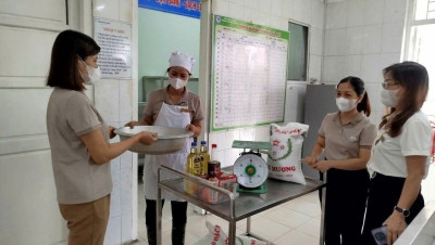 BỮA ĂN CHO BÉ YÊU TRONG TRƯỜNG MẦM NON VẠN PHÚC